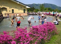宮ヶ瀬ダム直下の河岸段丘状に広がるこの公園は、宮ヶ瀬湖畔観光の玄関でもあります。 宮ヶ瀬ダム直下の河岸段丘状に広がるこの公園は、宮ヶ瀬湖畔観光の玄関でもあります。