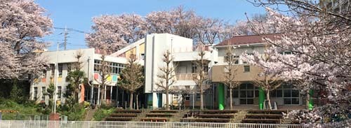 神奈川県座間市にある「やなせ幼稚園」は、子どもの気持ちを大切にした教育を行っています。見る力、聞く力、考える力、優しい心を育てます。