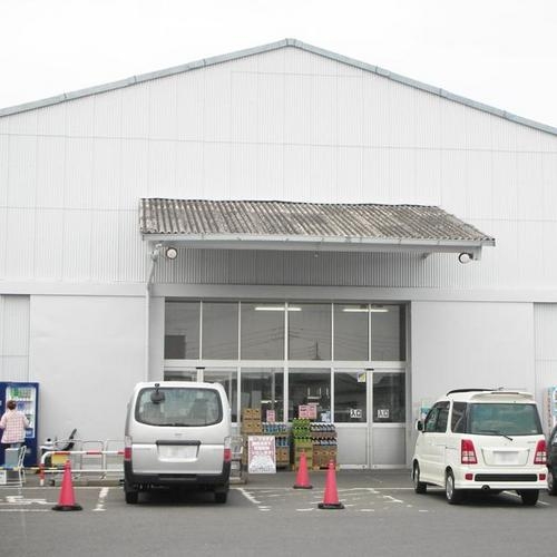 内陸工業団地そば菅原小学校前。倉庫を改装した広い店内には色とりどりの花々・園芸用品から食料品・日用雑貨まで、幅広く豊富な商品をご用意。