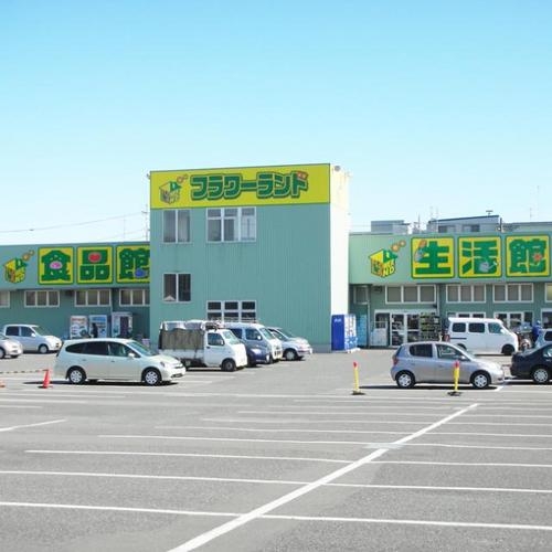 海老名市柏ヶ谷地内、パブコそば全面緑色の海老名店。色とりどりの花々や各種園芸用品、食料品・日用雑貨など、幅広く豊富な商品をご用意！