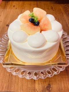 【ホールケーキ】ガトーセゾン(桃のサンド、桃のみの飾り)、ガトーフリュイ(桃のサンド、色々なフルーツの飾り)