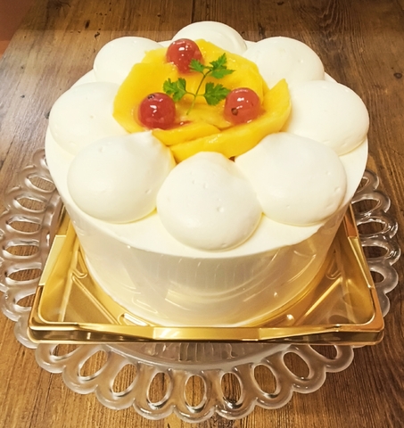 【ホールケーキ】ガトーセゾン(マンゴーのサンド、マンゴーのみの飾り)、ガトーフリュイ(マンゴーのサンド、色々なフルーツの飾り)