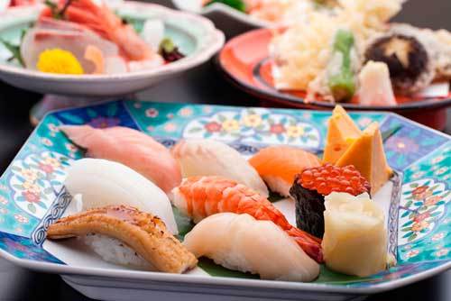 厳選されたネタを匠の技で一品一品丁寧に。本格江戸前寿司です。天ぷら、刺身など1品料理も豊富に取り揃えてお待ちしております♪ 厳選されたネタを匠の技で一品一品丁寧に。本格江戸前寿司です。天ぷら、刺身など1品料理も豊富に取り揃えてお待ちしております♪