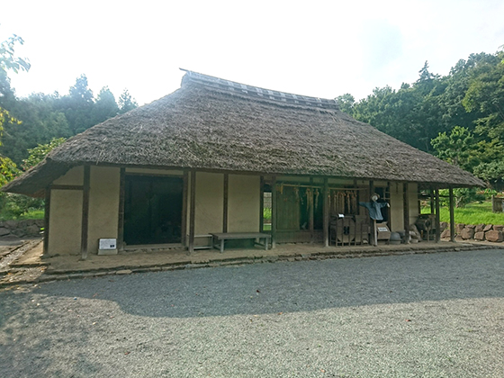 9月21日は「ファッションショーの日」。「郷土民家園」で養蚕を